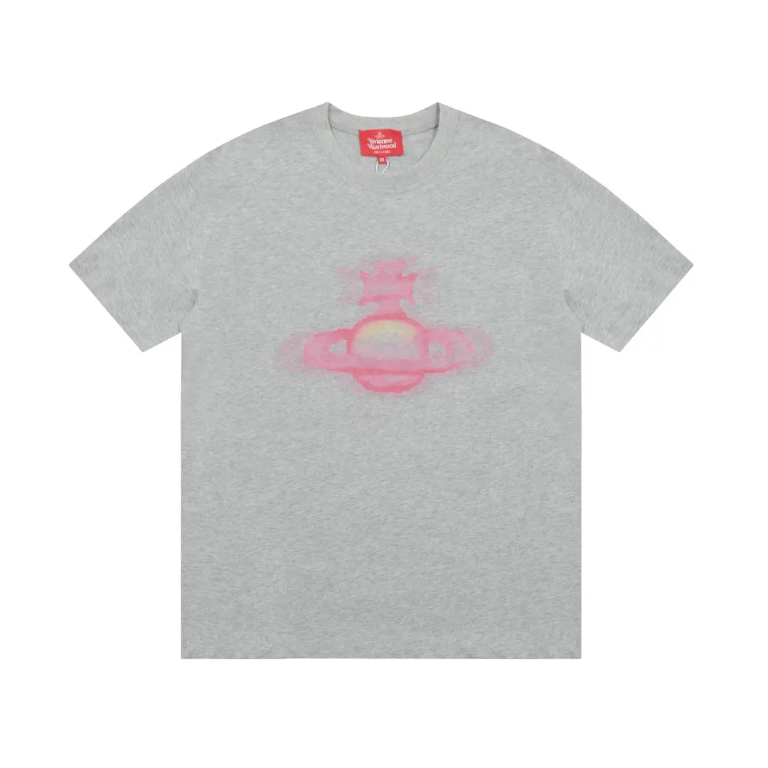 vivienne west wood The Queen Mother of the West Vivienne Saturn Surround Gradient Print Short Sleeve VIVI 155# "Exclusive Style" The new fabrics have been washed twice at high temperature + water. It is the only one in the entire network that achieves 0 shrinkage. The Solona thread is arranged. The threaded neckline does not deform. It is tight and dense. Welcome to compare. The entire series of correct accessories. Every detail is completely restored and can be stretched directly.